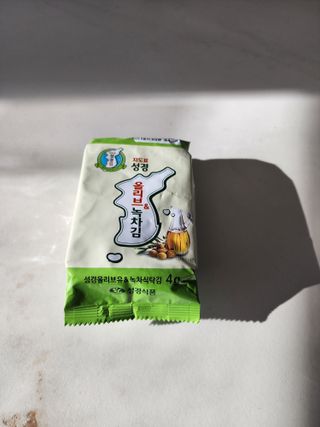 SUNG GYUNG Olive & Green Tea Seaweed Snack Pack of 16 — 5점을 준 리뷰어가 2024년 1월 올린 사용 사진