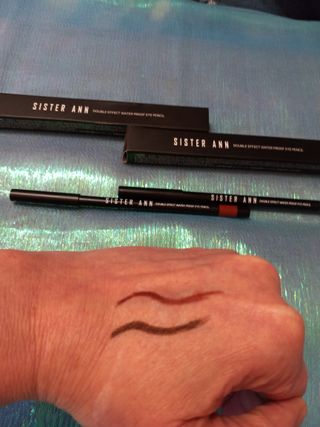 씨스터앤 시스터앤 더블이펙트 워터프루프 아이펜슬_미국 — 5점을 준 리뷰어가 2022년 4월 올린 사용 사진