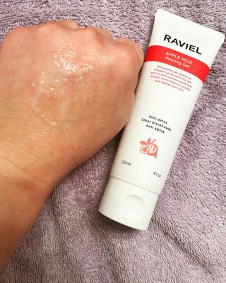 라비엘 모든 피부를 위한 RAVIEL 애플 마일드 필링 젤, 4.1 fl oz, 깊고 부드러운 각질 제거 — 3.5점을 준 리뷰어가 2022년 8월 올린 사용 사진