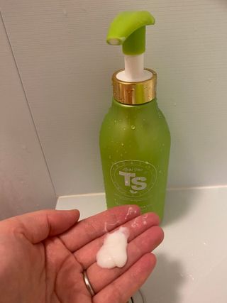 ゴールドプラスセット(シャンプー500g x 1ea/トリートメント500ml X 1ea) — 4점을 준 리뷰어가 2023년 3월 올린 사용 사진