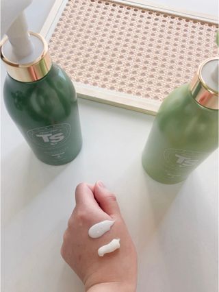 ゴールドプラスセット(シャンプー500g x 1ea/トリートメント500ml X 1ea) — 4점을 준 리뷰어가 2023년 3월 올린 사용 사진