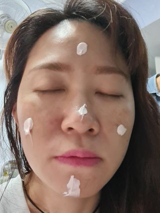 Re:NK 리엔케이 핑크 볼륨 래디언스 컬러크림 — 5점을 준 리뷰어가 2021년 11월 올린 사용 사진