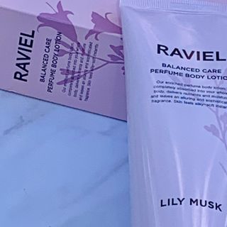 라비엘 RAVIEL 밸런스드 케어 모이스처라이징 퍼퓸 바디 로션 6.8 fl oz (200ml), 릴리 머스크 / 튜브 로즈 — 5점을 준 리뷰어가 2022년 9월 올린 사용 사진