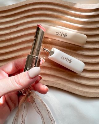 ATHE AUTHENTIC AIRY LIP BALM / 비건립밤 / 어센틱립밤 / 에어리립밤 (수정 요청) — 5점을 준 리뷰어가 2022년 8월 올린 사용 사진