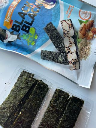 UNCLE NICK 한국 슈퍼 스낵 블랙 &amp; 블랙 김 스낵 — 5점을 준 리뷰어가 2021년 10월 올린 사용 사진