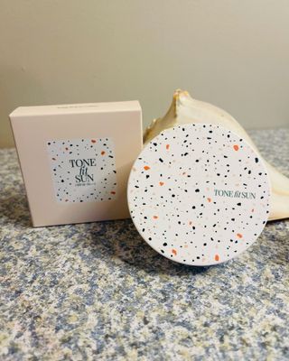 TONEfitSUN 쿠션 12g 비건 톤업 선쿠션 한국산 SPF 50+/ PA++++ — 5점을 준 리뷰어가 2023년 1월 올린 사용 사진