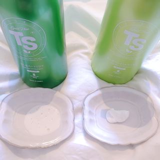 ゴールドプラスセット(シャンプー500g x 1ea/トリートメント500ml X 1ea) — 4점을 준 리뷰어가 2023년 4월 올린 사용 사진