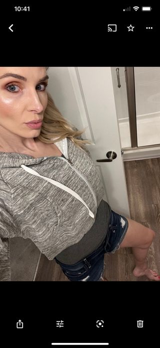 DOUBLJU Womens 캐주얼 긴팔 자르기 탑 지퍼 업 후드 티 스웨터 플러스 사이즈 — 5점을 준 리뷰어가 2022년 12월 올린 사용 사진