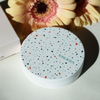TONEfitSUN 쿠션 12g 비건 톤업 선쿠션 한국산 SPF 50+/ PA++++ — 4점을 준 리뷰어가 2023년 2월 올린 사용 사진