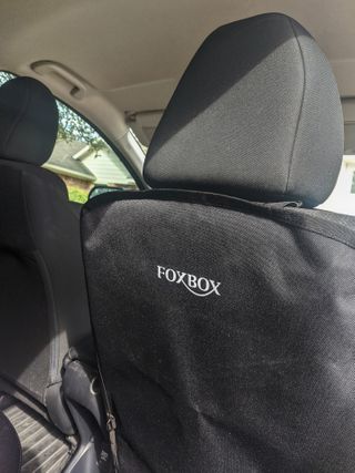 폭스박스 [FOXBOX] 하드 보드와 두꺼운 패딩 메모리 폼이 적용된 FOXBOX 차량용 시트 프로텍터 — 5점을 준 리뷰어가 2021년 2월 올린 사용 사진