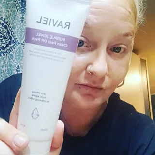 라비엘 RAVIEL 퍼플 쥬얼 클린 필 오프 팩, 마일드 블랙헤드 리무버, 4.1 fl oz(120ml) — 5점을 준 리뷰어가 2022년 9월 올린 사용 사진