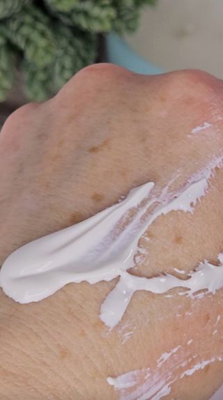 Round Lab Birch Juice Moisturizing Sunscreen — 4.5점을 준 리뷰어가 2024년 6월 올린 사용 사진