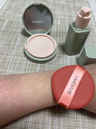 지베르니 밀착 커버 파운데이션 30ml + 밀착 커버 쿠션 본 제품 — 5점을 준 리뷰어가 2023년 9월 올린 사용 사진