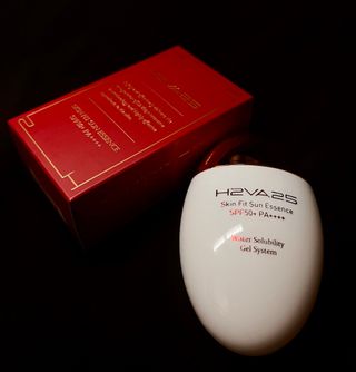 H2VA25 Skin Fit Sun Essence SPF50+ PA++++ 50ml / 1.69 FL.oz Moisturizing Sunblock Sunscreen K-Beauty — 4점을 준 리뷰어가 2024년 10월 올린 사용 사진