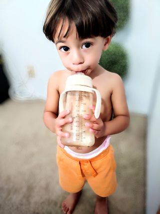 마더케이 -[MOTHER-K] Sippy Cup with Weighted Straw — 5점을 준 리뷰어가 2023년 8월 올린 사용 사진