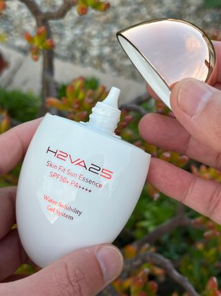 H2VA25 Skin Fit Sun Essence SPF50+ PA++++ 50ml / 1.69 FL.oz Moisturizing Sunblock Sunscreen K-Beauty — 5점을 준 리뷰어가 2024년 9월 올린 사용 사진
