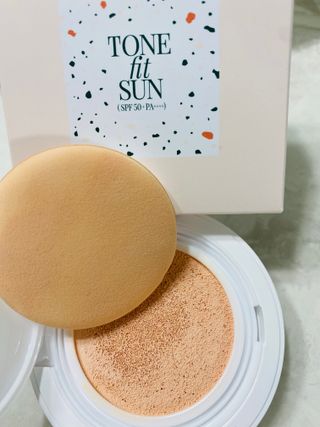 TONEfitSUN 쿠션 12g 비건 톤업 선쿠션 한국산 SPF 50+/ PA++++ — 5점을 준 리뷰어가 2023년 2월 올린 사용 사진