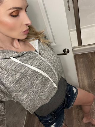 DOUBLJU Womens 캐주얼 긴팔 자르기 탑 지퍼 업 후드 티 스웨터 플러스 사이즈 — 5점을 준 리뷰어가 2022년 12월 올린 사용 사진