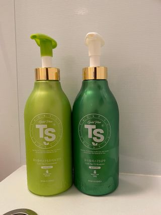 ゴールドプラスセット(シャンプー500g x 1ea/トリートメント500ml X 1ea) — 4점을 준 리뷰어가 2023년 3월 올린 사용 사진