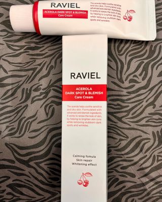 라비엘 아세로라 &amp; 스네일 뮤신 다크 스팟 케어 크림 1.7 fl oz (50ml), 스네일 뮤신 &amp; 히알루론산 — 5점을 준 리뷰어가 2022년 9월 올린 사용 사진