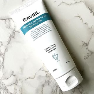 라비엘 RAVIEL 딥 씨 워터 퓨어 바이탈 수딩 젤 5.1 fl oz (150ml) 페이스 &amp; 바디, 쿨링 효과 — 5점을 준 리뷰어가 2022년 10월 올린 사용 사진