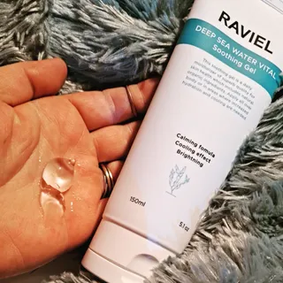 라비엘 RAVIEL 딥 씨 워터 퓨어 바이탈 수딩 젤 5.1 fl oz (150ml) 페이스 &amp; 바디, 쿨링 효과 — 5점을 준 리뷰어가 2022년 9월 올린 사용 사진