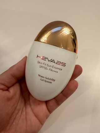 H2VA25 Skin Fit Sun Essence SPF50+ PA++++ 50ml / 1.69 FL.oz Moisturizing Sunblock Sunscreen K-Beauty — 5점을 준 리뷰어가 2024년 10월 올린 사용 사진