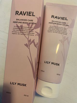라비엘 RAVIEL 밸런스드 케어 모이스처라이징 퍼퓸 바디 로션 6.8 fl oz (200ml), 릴리 머스크 / 튜브 로즈 — 3점을 준 리뷰어가 2022년 9월 올린 사용 사진