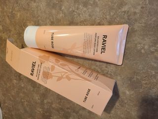 라비엘 RAVIEL 밸런스드 케어 모이스처라이징 퍼퓸 바디 로션 6.8 fl oz (200ml), 릴리 머스크 / 튜브 로즈 — 4점을 준 리뷰어가 2022년 9월 올린 사용 사진
