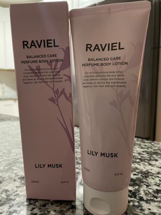 라비엘 RAVIEL 밸런스드 케어 모이스처라이징 퍼퓸 바디 로션 6.8 fl oz (200ml), 릴리 머스크 / 튜브 로즈 — 5점을 준 리뷰어가 2022년 9월 올린 사용 사진