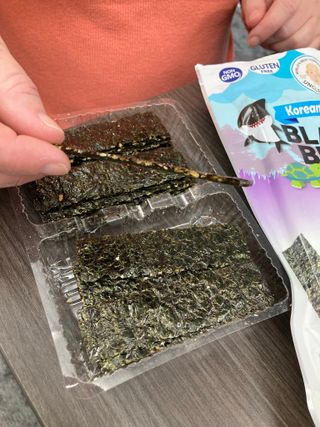 UNCLE NICK 한국 슈퍼 스낵 블랙 &amp; 블랙 김 스낵 — 3점을 준 리뷰어가 2021년 11월 올린 사용 사진