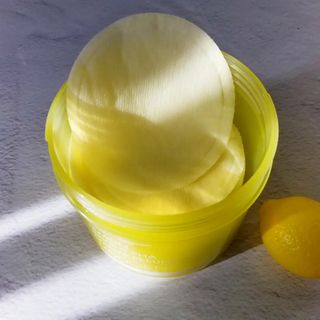 네오젠 더마로지 레몬 브라이트, 와인 리프트, 그린티 모이스트 PHA 거즈 필링 — 5점을 준 리뷰어가 2021년 12월 올린 사용 사진