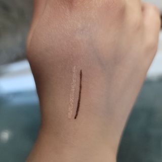씨스터앤 시스터앤 더블이펙트 워터프루프 아이펜슬_미국 — 4.5점을 준 리뷰어가 2022년 4월 올린 사용 사진